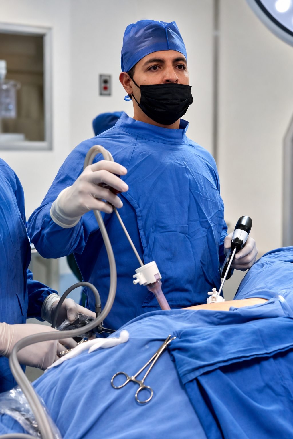 Dr. Sergio Contreras realizando una cirugía laparoscópica