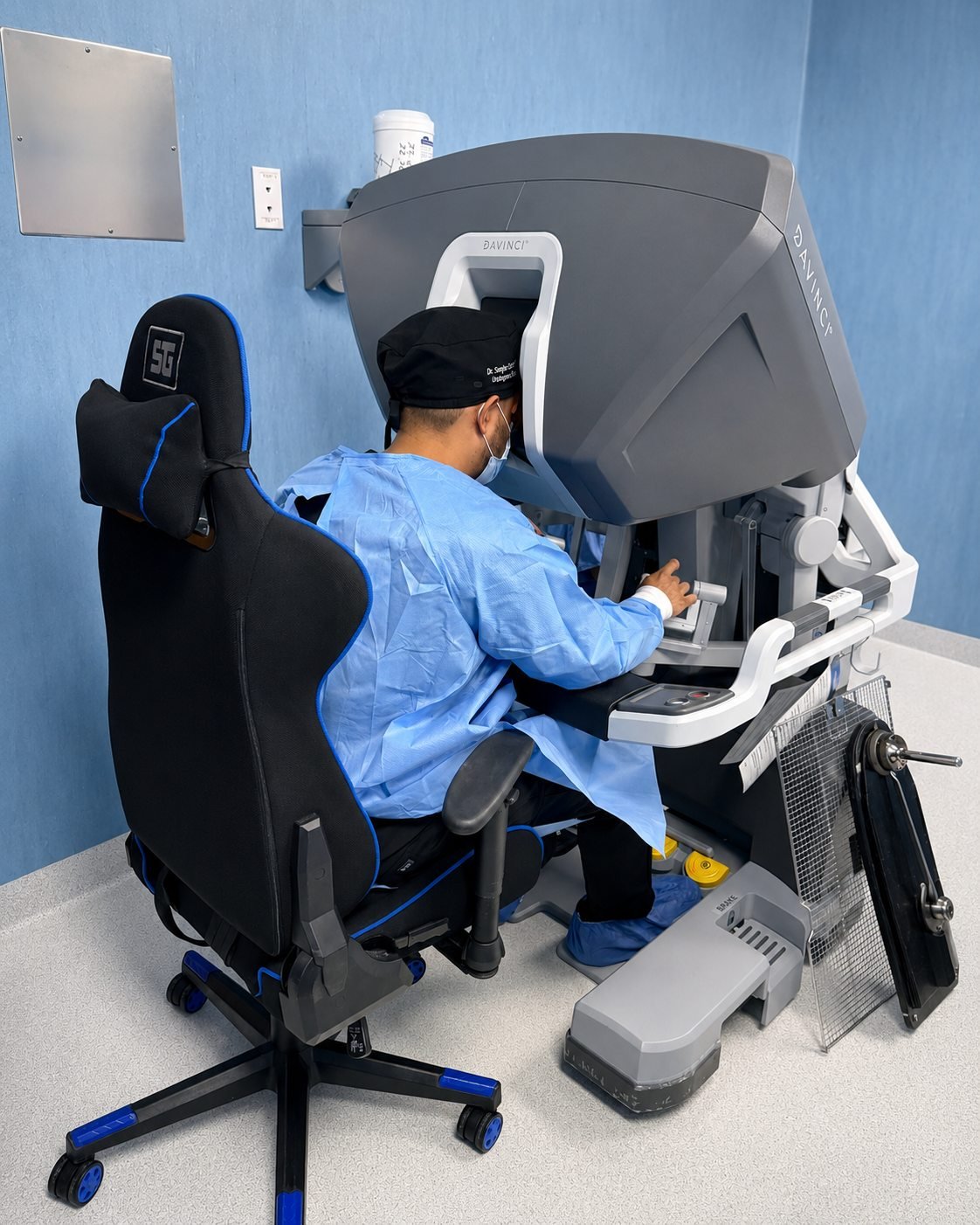 Dr. Sergio Contreras operando desde la consola del sistema quirúrgico Da Vinci